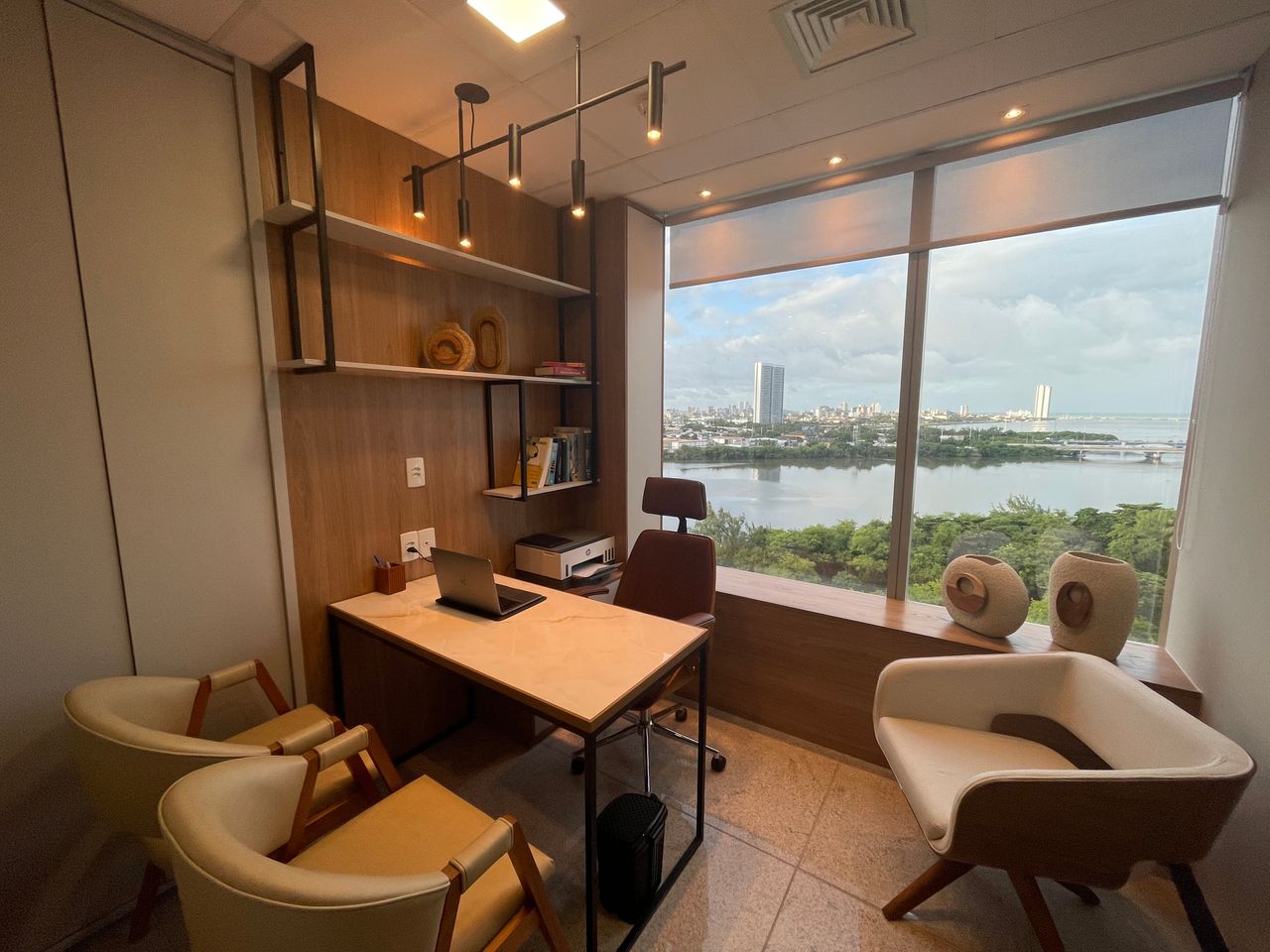 Consultório do Dr. Will Arantes em Recife, com vista para a cidade